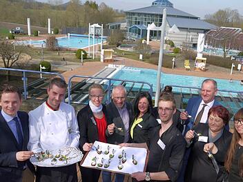 Stärkung vor einer neuen Saison: Das neue Küchenteam des Thermalbadrestaurants zeigte gestern der Geschäftsleitung, auf was sich die Besucher der "Therme Natur" in kulinarischer Sicht freuen dürfen.Foto: Berthold Köhler