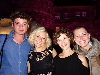 Beste Stimmung nach einer tollen Premiere: "Einspringer" Marius Lamprecht, Stefanie Masnik, Laura Sophie Helbig und Susanne Rösch Foto: Nicole Julien-Mann