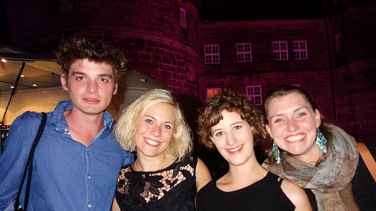 Beste Stimmung nach einer tollen Premiere: "Einspringer" Marius Lamprecht, Stefanie Masnik, Laura Sophie Helbig und Susanne Rösch Foto: Nicole Julien-Mann
