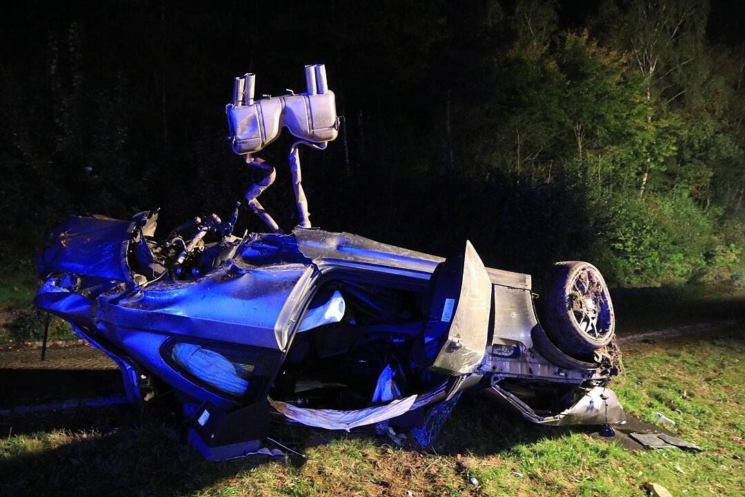 Bamberg: BMW überschlägt sich auf A3