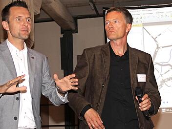 Planer Alexander Süßmuth (r.) und Bürgermeister Andreas Hügerich informierten auf einer Bürgerversammlung über die Ergebnisse der Verkehrszählung und Haushaltsbefragungen in Lichtenfels.  Foto: Gerda Völk