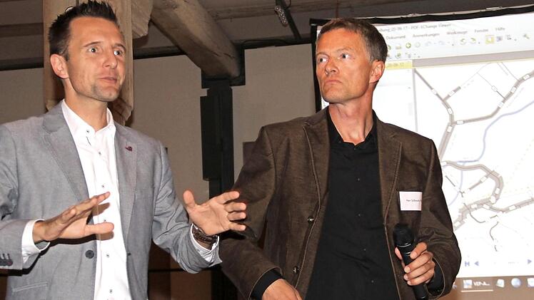 Planer Alexander Süßmuth (r.) und Bürgermeister Andreas Hügerich informierten auf einer Bürgerversammlung über die Ergebnisse der Verkehrszählung und Haushaltsbefragungen in Lichtenfels.  Foto: Gerda Völk