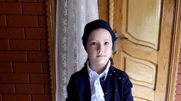 Emilia in ihrer neuen Schuluniform in Tschetschenien.  Das Mädchen will zurück nach Deutschland - sie spricht kein Russisch. privat