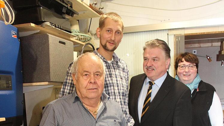 Im Keller kann Karlheinz Wildgrube - hier mit Energieberater Jürgen Ramming, Landrat Klaus Peter Söllner und Klimaschutzmanagerin Ingrid Flieger - ablesen, wie viel seine PV-Anlage gerade produziert. Sonny Adam
