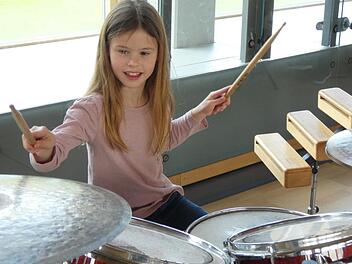 Besonders vom Schlagzeug fasziniert war bei einer Instrumenten-Rallye nach dem Kinderkonzert Lorena Diehm (7) aus Zeil. Foto: Christian Licha