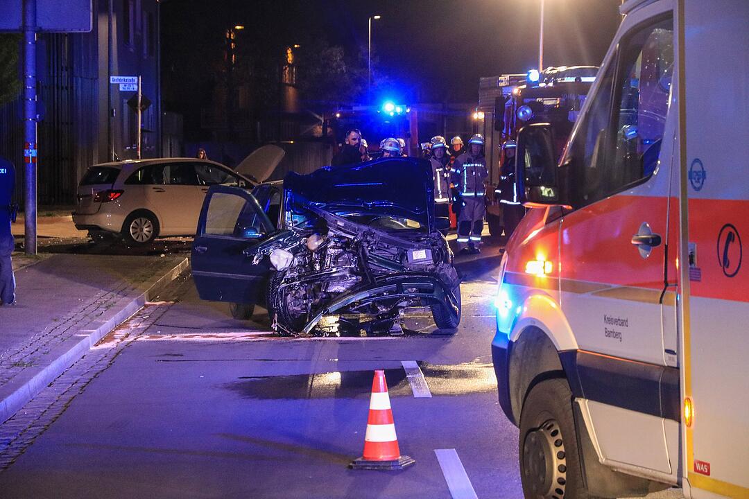 Bamberg: Auto kracht in Taxi - Verursacher flüchtet und lässt Verletzte zurück