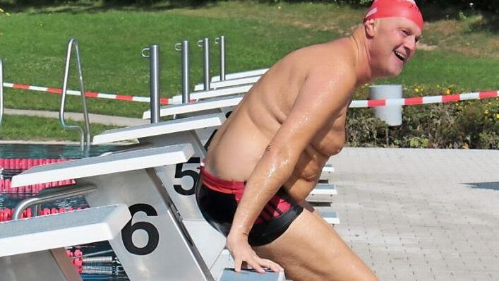 Bürgermeister Gerald Brehm stieg als einer der letzten "Promis" aus dem Wasser. Seine Staffelkollegen Michael Ulbrich (Rad) und Bernd Lohneis sorgten aber noch für eine ordentliche Platzierung.  Fotos: Andreas Dorsch