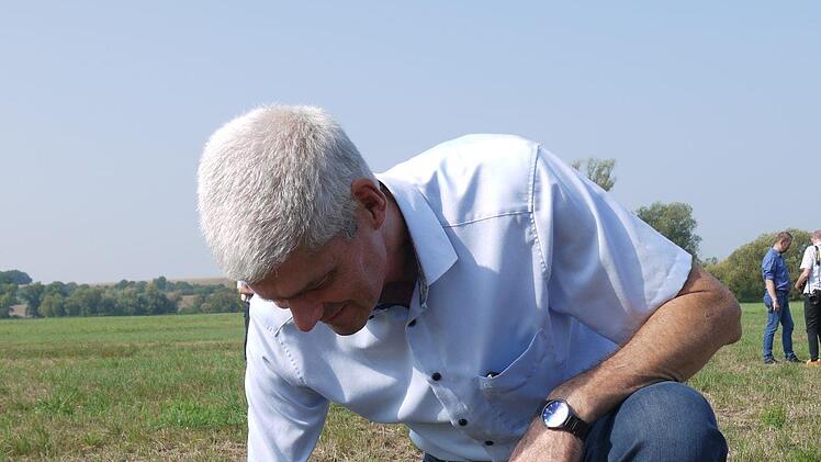 Hermann Greif  und eines der vielen Mäuselöcher im Itzgrund.  - Foto: Berthold Köhler