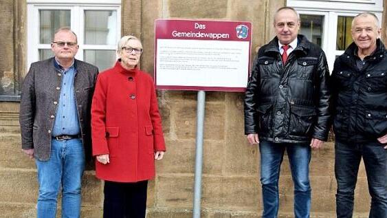 Die neue Beschilderung des "historischen Rundweges" in der Gemeinde Altenkunstadt steht, dar&uuml;ber freuen sich (von links) Gesch&auml;ftsleiter Alexander Pfaff, Archivpflegerin Inge G&ouml;bel, die alle Text &uuml;berarbeitet hat, B&uuml;rgermeister Robert H&uuml;mmer und R&uuml;diger P&ouml;hner, der die Schilder erstellt hat.  Foto: Dieter Radziej