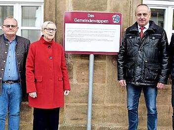Die neue Beschilderung des "historischen Rundweges" in der Gemeinde Altenkunstadt steht, dar&uuml;ber freuen sich (von links) Gesch&auml;ftsleiter Alexander Pfaff, Archivpflegerin Inge G&ouml;bel, die alle Text &uuml;berarbeitet hat, B&uuml;rgermeister Robert H&uuml;mmer und R&uuml;diger P&ouml;hner, der die Schilder erstellt hat.  Foto: Dieter Radziej