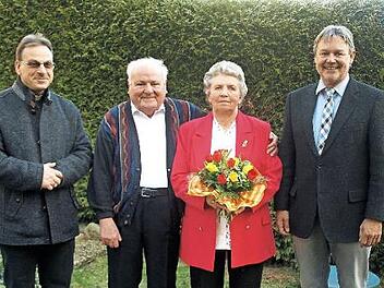 Die Jubilarin Agnes Manzer zusammen mit ihrem Mann Manfred, Bürgermeister Gerhard Wunder (rechts) und Pfarrer Richard Reis (links) Foto: Susanne Deuerling