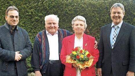Die Jubilarin Agnes Manzer zusammen mit ihrem Mann Manfred, Bürgermeister Gerhard Wunder (rechts) und Pfarrer Richard Reis (links) Foto: Susanne Deuerling
