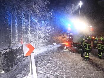 Bei Wattendorf im Kreis Bamberg gab es in der Nacht auf Freitag einen Unfall. Auch andernorts in Franken sorgte der Schnee für Probleme. Foto: News5/Merzbach