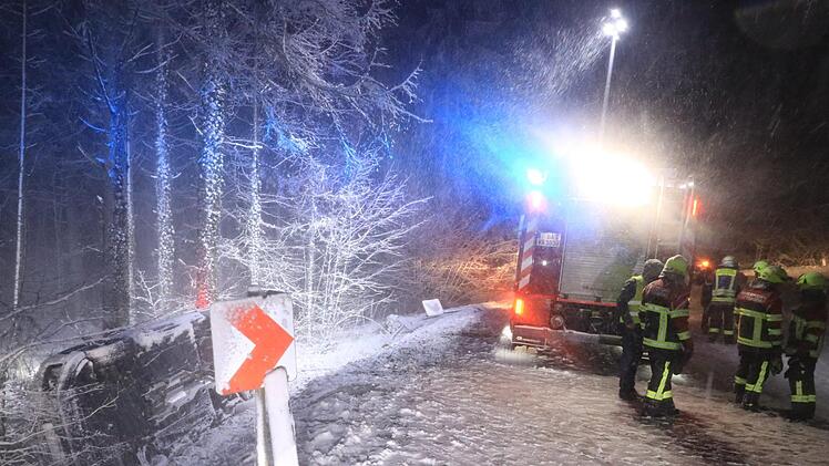 Bei Wattendorf im Kreis Bamberg gab es in der Nacht auf Freitag einen Unfall. Auch andernorts in Franken sorgte der Schnee für Probleme. Foto: News5/Merzbach