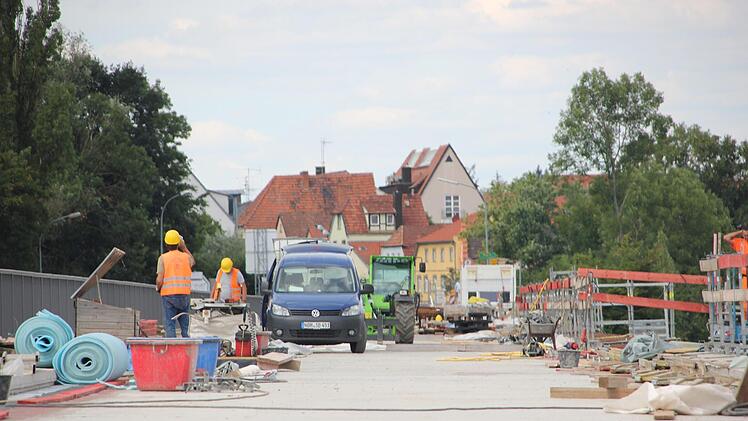 Die Arbeiten an der Fahrbahnplatte sind im vollen Gang.