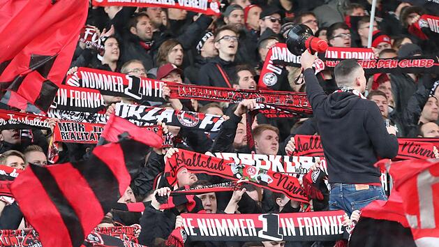 Die Fu&szlig;ball-Fans wollen zur&uuml;ck ins Stadion - doch die Politik macht ihnen angesichts wieder steigender Corona-F&auml;lle wenig Hoffnung. Foto: Pressefoto Wolfgang Zink