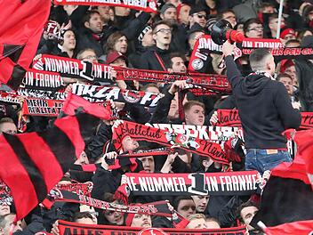 Die Fußball-Fans wollen zurück ins Stadion - doch die Politik macht ihnen angesichts wieder steigender Corona-Fälle wenig Hoffnung. Foto: Pressefoto Wolfgang Zink