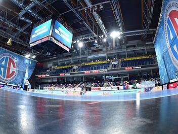 Die Nürnberger Arena blieb am Sonntagabend leer. Das Bundesliga-Handballspiel des HC Erlangen gegen Nordhorn wurde wegen eines Corona-Falls bei den Gastgebern abgesagt.  Foto: Sportfoto Zink/Archiv