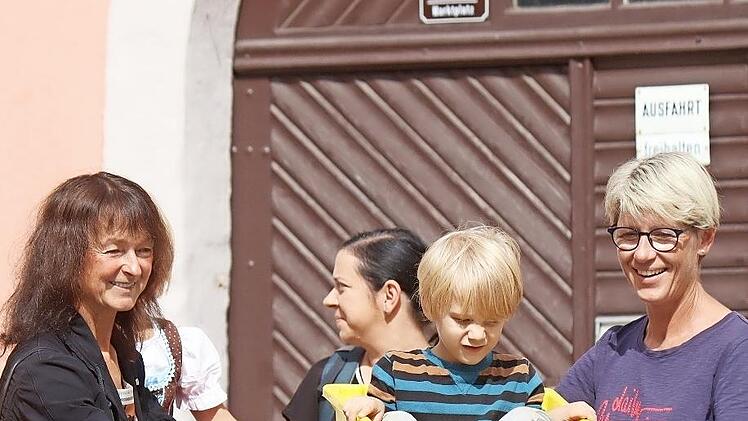 B&uuml;rgermeisterin Christine Frie&szlig; und Organisatorin Monika Petterich (v.L.) helfen den Kindern an der Rollbahn.