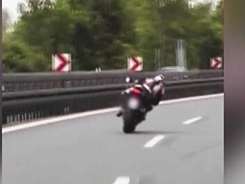 A73 bei Erlangen: Motorradfahrerin flieht in Video mit über 200 Stundenkilometern vor Polizei