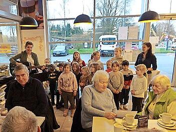 Die Gesänge der Kinder kamen bei den Seniorinnen und Senioren gut an.