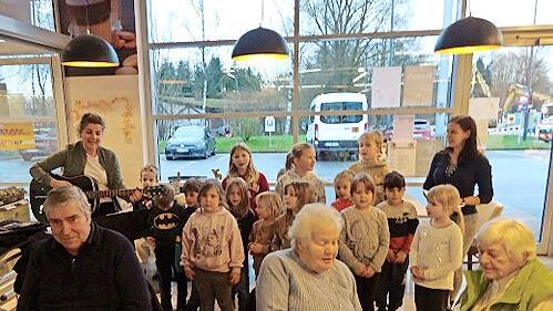 Die Gesänge der Kinder kamen bei den Seniorinnen und Senioren gut an.