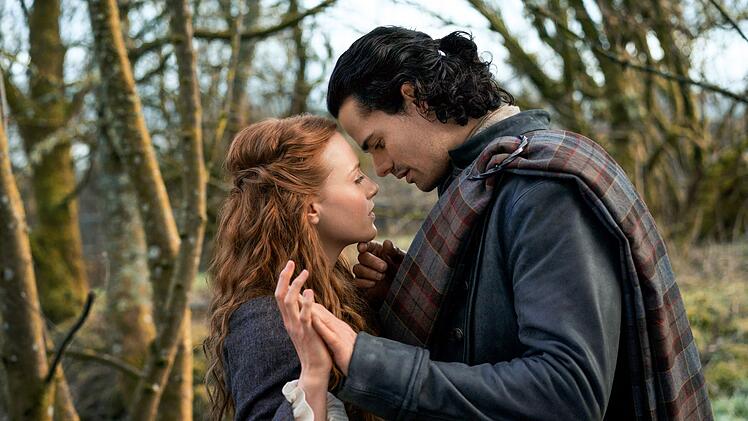 "Outlander: Blood Of My Blood" erzählt, wie sich Brian Fraser (Jamie Roy) und Ellen MacKenzie (Harriet Slater) kennen und lieben lernten.