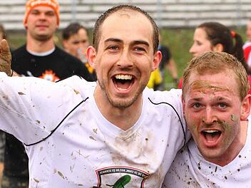Philippe Haulitschek (r.) und sein Teamkollege Konrad Welzel sind überglücklich im Ziel, das Rennen hat seine Spuren hinterlassen. Foto: FFSR