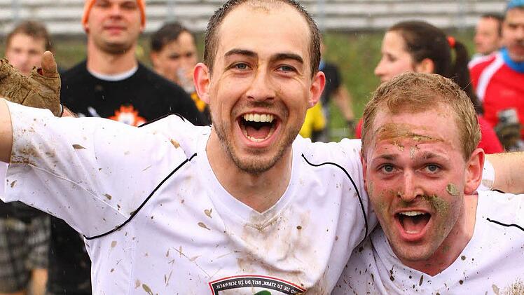 Philippe Haulitschek (r.) und sein Teamkollege Konrad Welzel sind überglücklich im Ziel, das Rennen hat seine Spuren hinterlassen. Foto: FFSR