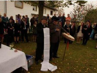 Kirmesältester Klaus Beck liest den Kirmesspruch vor, daneben Kuchenträger Erwin Hahn. Foto: Sportverein