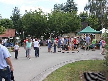 Zentrum am Tag der offenen Gartentür war im Ruppacher Weg am Feuerwehrhaus. Dort tummelten sich den ganzen Tag über an der Verpflegungsstation zahlreiche Menschen.  Foto: Helmut Will