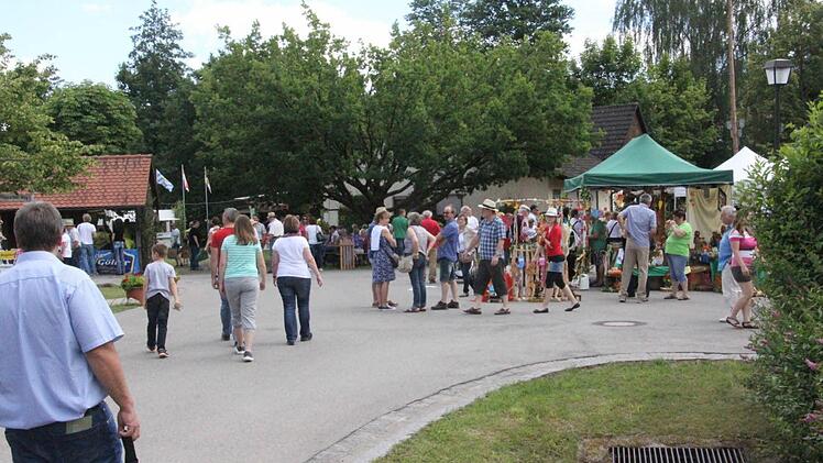 Zentrum am Tag der offenen Gartentür war im Ruppacher Weg am Feuerwehrhaus. Dort tummelten sich den ganzen Tag über an der Verpflegungsstation zahlreiche Menschen.  Foto: Helmut Will