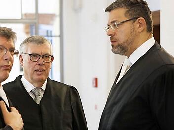 Leitender Oberstaatsanwalt Bernd Lieb und die Nebenkläger-Vertreter Martin Reymann-Brauer und Jürgen Scholl (von links) stehen in einer Verhandlungspause vor dem Sitzungssaal im Bamberger Justizpalast.  Fotos: Matthias Hoch