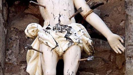 Witterungseinfl&uuml;sse hatten die Statue des heiligen Sebastian arg in Mitleidenschaft gezogen. Foto: privat