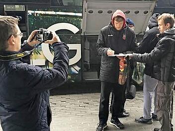 Die litauischen Basketball-Fans sichern sich vor dem Spiel in der Zalgirio Arena ein Autogramm des Bambergers Lucca Staiger. Foto: Brose Baskets
