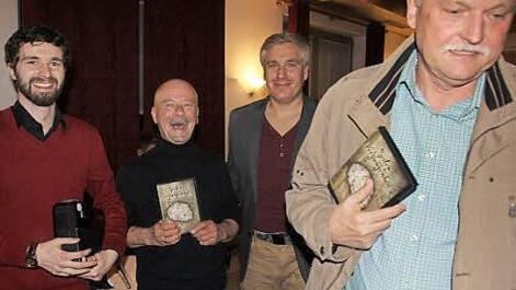 Klaus Ebert nahm sich eine Video-DVD über das Schicksal von Martin Welz mit nach Hause, die Udo Pörschke, Karl Hertel und Jorin Grundler (im Bild von rechts) in Jahre langer Arbeit erstellt haben. Fotos: Ralf Kestel
