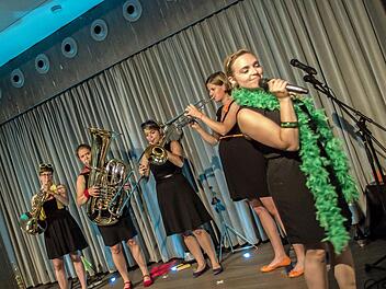 Brassessoires bei "Leise am Markt" in Coburg (von links): Franziska Lehner (Horn), Christina Schauer (Tuba), Katharina Ebereder (Posaune), Hedwig-Martha Emmerich und Isabella Hauser. Foto: Jochem Berger