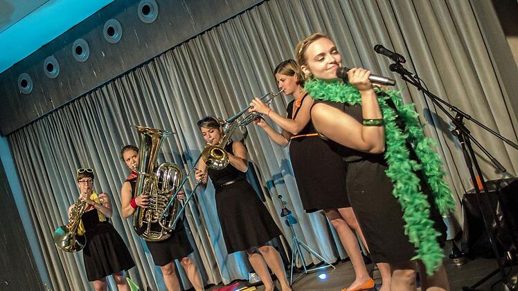 Brassessoires bei "Leise am Markt" in Coburg (von links): Franziska Lehner (Horn), Christina Schauer (Tuba), Katharina Ebereder (Posaune), Hedwig-Martha Emmerich und Isabella Hauser. Foto: Jochem Berger