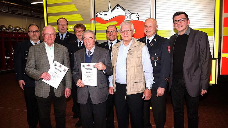 Ehrung (vorne, v. links): Josef Merz, Erwin Herrlein, Klaus Scheller, Vorsitzender Michael Merz (hintere Reihe), Michael Ohmert, Helmut Scheller, Udo Schmitt, Walter Emmert und Bürgermeister Armin Warmuth. Foto: Gerd Schaar