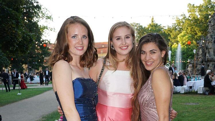 Diese zuk&uuml;nftigen &Auml;rztinnen tauschten den wei&szlig;en Kittel gegen edle Abendgarderobe.  Foto: Pascale Ferry