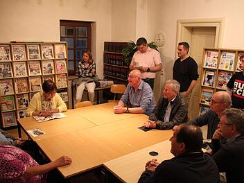 Im Leseraum: Der Stadtrat verschaffte sich im April ein Bild vor Ort. Dabei wurde auch über das Zeitschriftensortiment gesprochen. Foto: Ulrike Müller