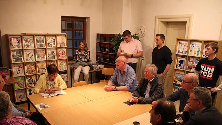 Im Leseraum: Der Stadtrat verschaffte sich im April ein Bild vor Ort. Dabei wurde auch über das Zeitschriftensortiment gesprochen. Foto: Ulrike Müller