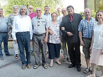Gratulation zum 85. Geburtstag: Alfred Pfadenhauer (vorne 2. v. l.) mit Ehefrau Agnes (vorne 3. v. l.) mit Gratulanten im Familienkreis. Mit im Bild Pater Helmut Haagen (vorne links) und Zweiter Bürgermeister Wolfgang Förtsch (3. v. r.).  Foto: K.- H. Hofmann