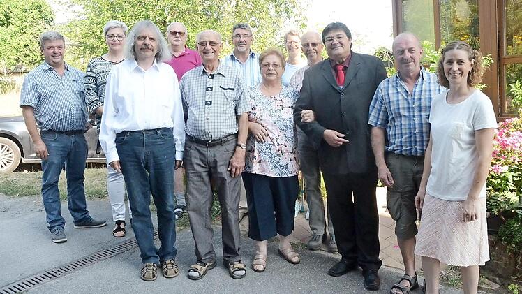 Gratulation zum 85. Geburtstag: Alfred Pfadenhauer (vorne 2. v. l.) mit Ehefrau Agnes (vorne 3. v. l.) mit Gratulanten im Familienkreis. Mit im Bild Pater Helmut Haagen (vorne links) und Zweiter Bürgermeister Wolfgang Förtsch (3. v. r.).  Foto: K.- H. Hofmann
