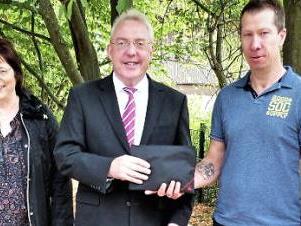 Über eine Spende in dreistelliger Höhe freuten sich die Neudrosssenfelder Kindertagesstätten "Kunterbunt" und "Haselbusch". Unser Bild zeigt (von links) Susanne Merklein, Waltraud Koch, Bürgermeister Harald Hübner, Personalratsvorsitzenden Thomas Jährich und Forstdirektor Fritz Maier. Foto: Werner Reißaus