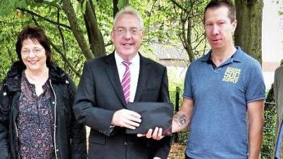 Über eine Spende in dreistelliger Höhe freuten sich die Neudrosssenfelder Kindertagesstätten "Kunterbunt" und "Haselbusch". Unser Bild zeigt (von links) Susanne Merklein, Waltraud Koch, Bürgermeister Harald Hübner, Personalratsvorsitzenden Thomas Jährich und Forstdirektor Fritz Maier. Foto: Werner Reißaus