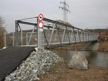 Eine neue Brücke für Fußgänger und Radfahrer überspannt den Main bei Theisau. Die Gemeinde Altenkunstadt beteiligt sich mit 10 000 Euro an den Gesamtkosten von rund 150 000 Euro.  Foto: Stephan Stöckel