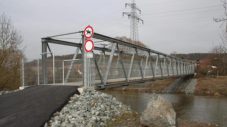 Eine neue Brücke für Fußgänger und Radfahrer überspannt den Main bei Theisau. Die Gemeinde Altenkunstadt beteiligt sich mit 10 000 Euro an den Gesamtkosten von rund 150 000 Euro.  Foto: Stephan Stöckel