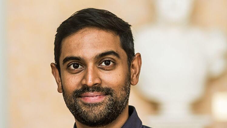 Harish Shankar studierte Klavier an der Musikhochschule Lübeck. Sein Dirigierstudium schloss er an der Hochschule für Musik Franz Liszt in Weimar  in der Klasse von Gunter Kahlert ab. Künstlerische Impulse erhielt er in Meisterkursen beispielsweise bei Parvo Järvi und  Nicolás Pasquet.Jochen Berger