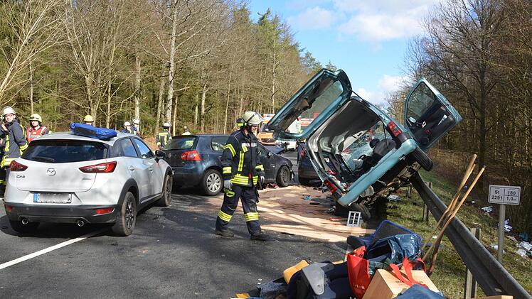 Auf der Staatsstra&szlig;e 2291 im Landkreis Bad Kissingen kam es am Sonntag zu einem t&ouml;dlichen Verkehrsunfall. Foto:  Peter Rauch